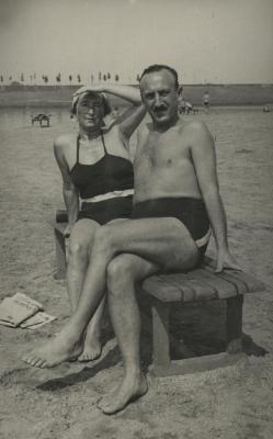 [Photograph of Leo and Julia Schmucker at beach]