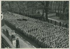 9 November 1935 in München. Hitlerjugend vor dem Braunen Haus vor der feierlichen Augnahme in die Partei
